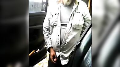 Maturo con la barba si masturba il cazzo all'aperto vicino al suo camion