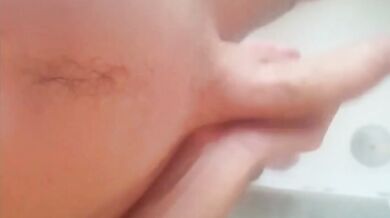 Caldo giovane ragazzo si masturba nella doccia il suo cazzo duro