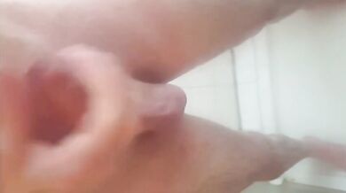 Caldo giovane ragazzo si masturba nella doccia il suo cazzo duro