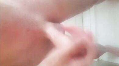 Caldo giovane ragazzo si masturba nella doccia il suo cazzo duro