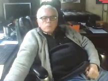 Nonno si masturba seduto in poltrona