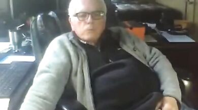 Nonno si masturba seduto in poltrona