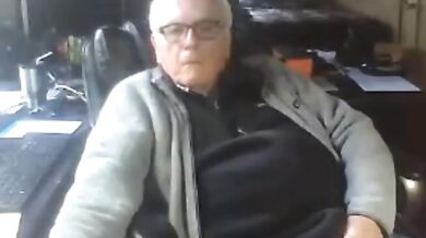 Nonno si masturba seduto in poltrona