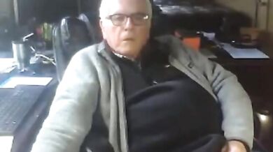 Nonno si masturba seduto in poltrona