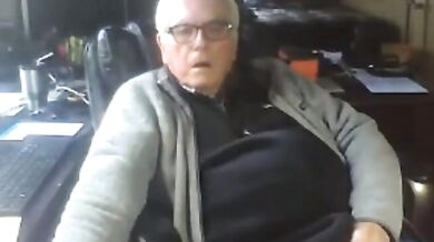 Nonno si masturba seduto in poltrona