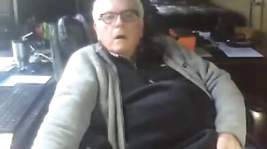 Nonno si masturba seduto in poltrona