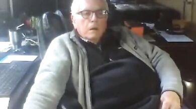Nonno si masturba seduto in poltrona
