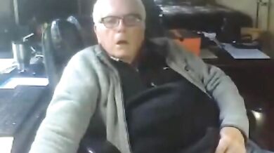 Nonno si masturba seduto in poltrona