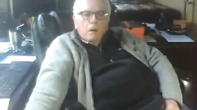 Nonno si masturba seduto in poltrona