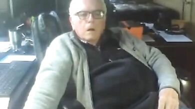 Nonno si masturba seduto in poltrona