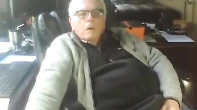 Nonno si masturba seduto in poltrona