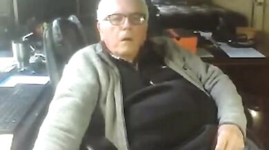 Nonno si masturba seduto in poltrona