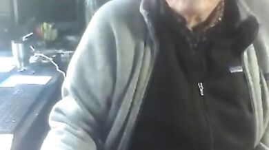 Nonno si masturba seduto in poltrona