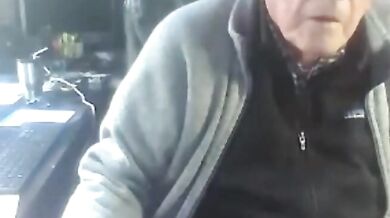 Nonno si masturba seduto in poltrona