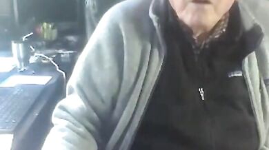 Nonno si masturba seduto in poltrona