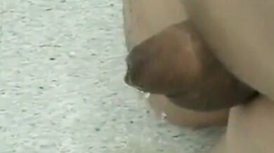 Piccolo cazzo piscia a gogò