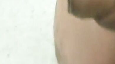 Piccolo cazzo piscia a gogò