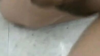 Piccolo cazzo piscia a gogò