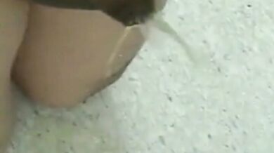 Piccolo cazzo piscia a gogò