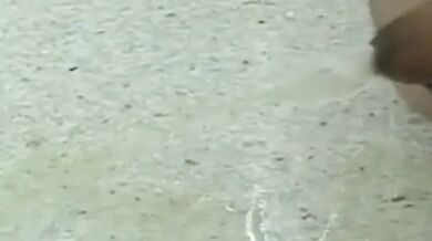 Piccolo cazzo piscia a gogò