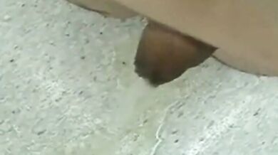 Piccolo cazzo piscia a gogò