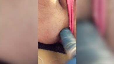 Prima scopata nel culo con un dildo