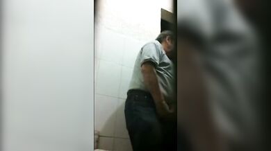 Anziani si segano in bagno