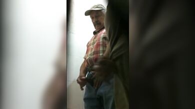 Anziani si segano in bagno