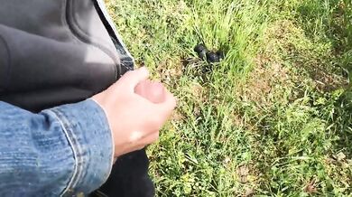 Ragazzo si sega all'aperto