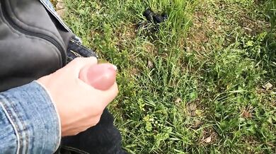 Ragazzo si sega all'aperto