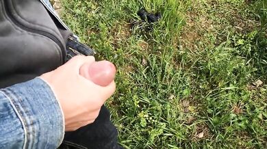 Ragazzo si sega all'aperto