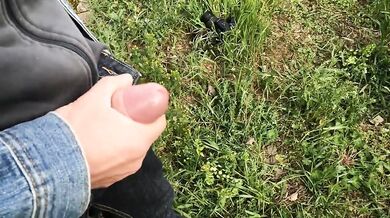 Ragazzo si sega all'aperto