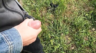 Ragazzo si sega all'aperto