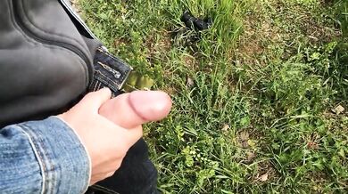 Ragazzo si sega all'aperto