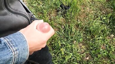 Ragazzo si sega all'aperto