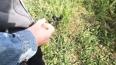 Ragazzo si sega all'aperto