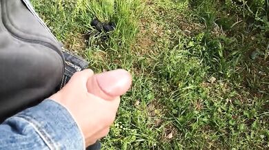 Ragazzo si sega all'aperto