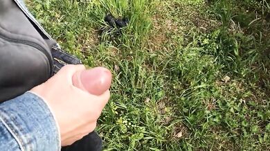 Ragazzo si sega all'aperto