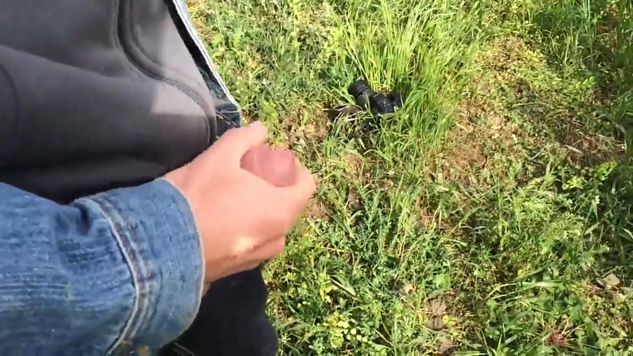 Ragazzo si sega all'aperto