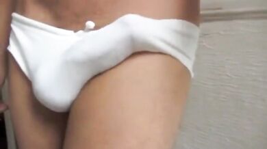 Slip che nasconde un cazzo enorme