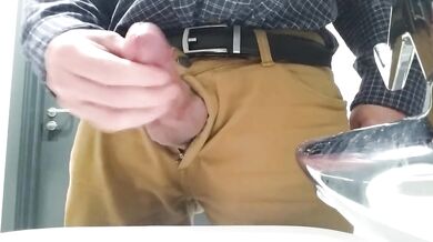 Paparino con un cazzo piccolo si masturba al lavoro