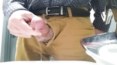 Paparino con un cazzo piccolo si masturba al lavoro