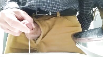 Paparino con un cazzo piccolo si masturba al lavoro