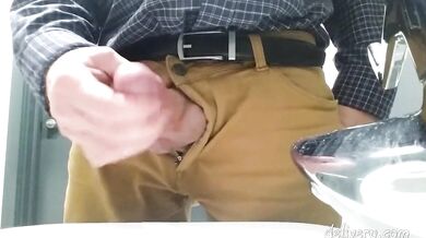 Paparino con un cazzo piccolo si masturba al lavoro