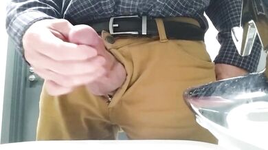 Paparino con un cazzo piccolo si masturba al lavoro