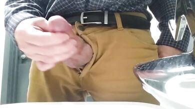 Paparino con un cazzo piccolo si masturba al lavoro