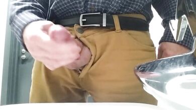 Paparino con un cazzo piccolo si masturba al lavoro