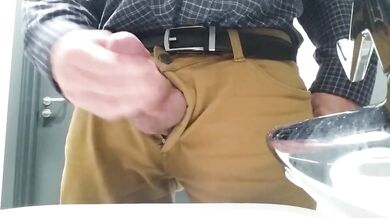 Paparino con un cazzo piccolo si masturba al lavoro