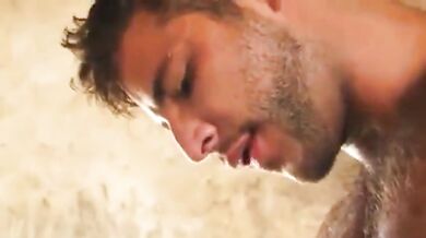 Ragazzi che si baciano