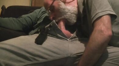 Nonno barbuto  fa pompino a ragazzo ben dotato